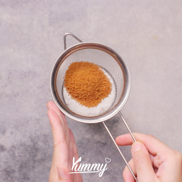 Beri topping brown sugar, kemudian torch hingga mengalami karamelisasi. Earl Grey Milk Tea siap untuk disajikan.