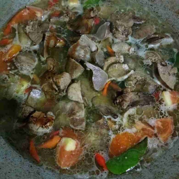 Masukkan ati ampela, garam, dan kecap manis. Aduk rata.