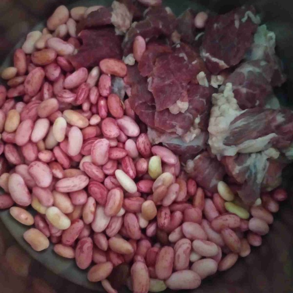 Cuci kacang merah, kemudian potong daging sapi tipis-tipis sesuai selera.