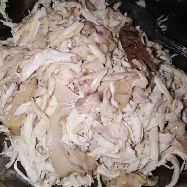 Rebus daging ayam, setelah matang suwir-suwir daging. Air sisa rebusan jangan dibuang dapat digunakan sebagai kaldu.