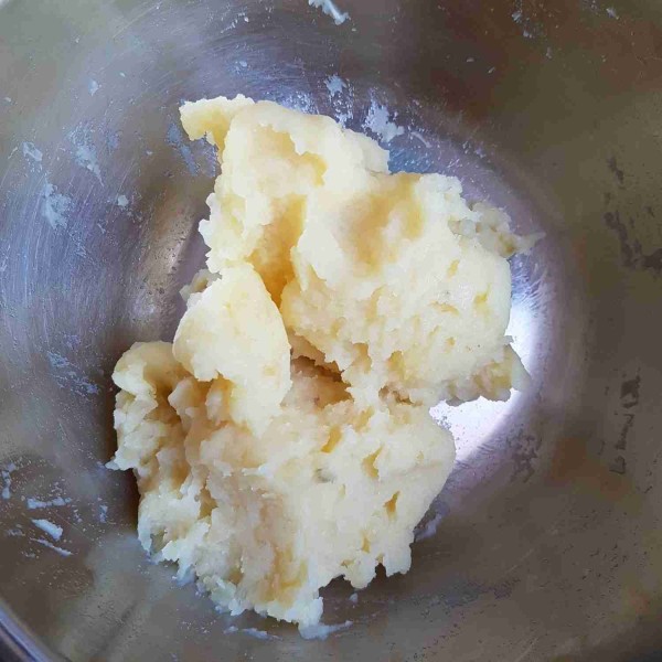 Haluskan kentang yang telah dikukus.