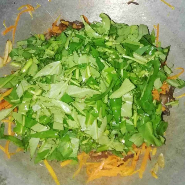 Masukkan sayur kangkung, tumis hingga layu. Tambahkan saus tiram, garam, gula, lada bubuk, dan sedikit air. Masak hingga matang kemudian koreksi rasa. Siap disajikan.