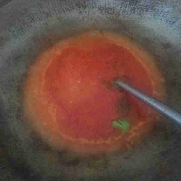 Masukkan daun jeruk dan air, masak sampai mendidih.