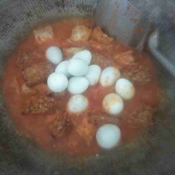 Masukkan tempe, tahu, dan telur puyuh.
