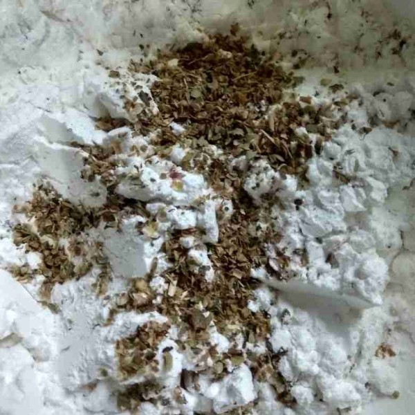 Campur tepung dan bubuk oregano lalu aduk hingga rata.