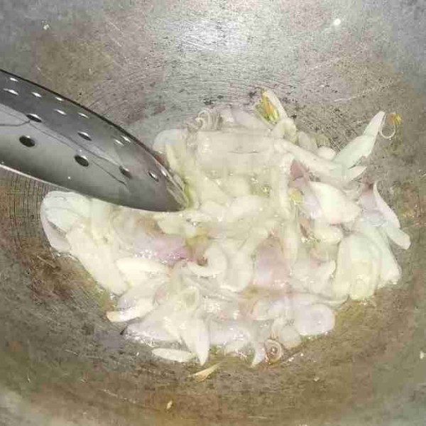 Tumis bawang putih dan bawang merah hingga layu dan beraroma harum.