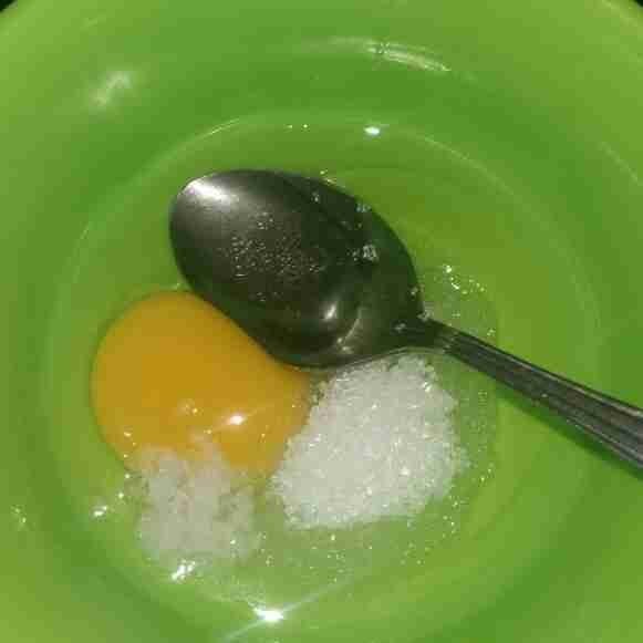 Campur telur bersama garam dan gula kemudian kocok hingga gula dan garam larut.