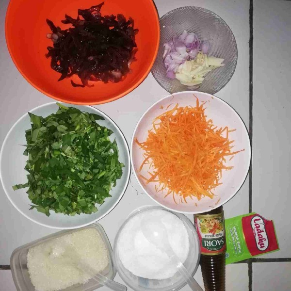 Siapkan bahan-bahan: potong kecil-kecil jamur kuping, potong cincang kangkung, parut wortel, dan iris tipis bawang putih serta bawang merah.