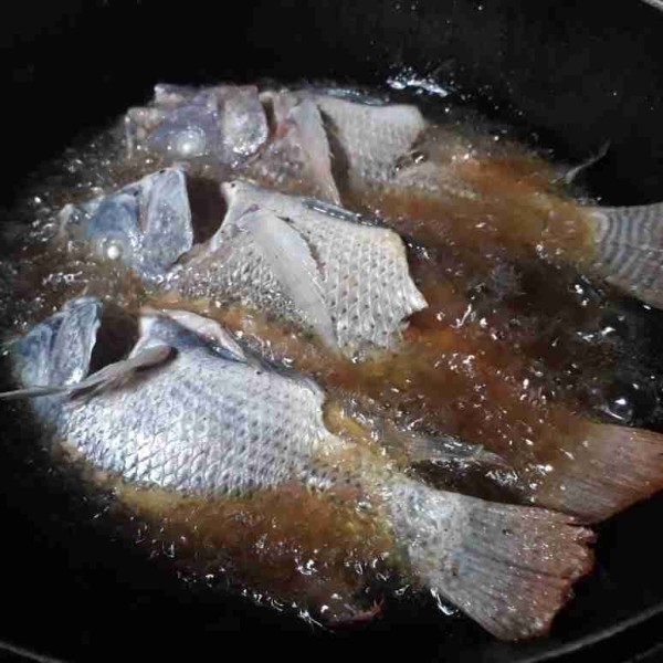 Panaskan minyak kemudian goreng ikan hingga matang.