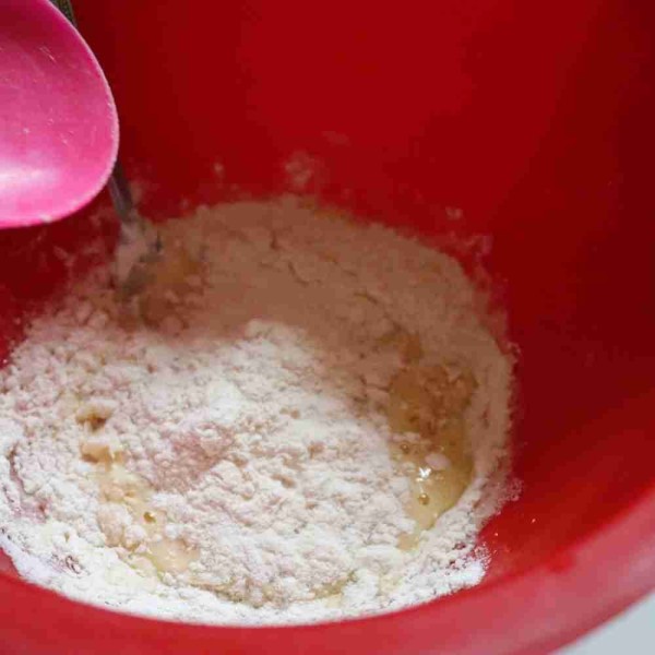 Masukkan tepung terigu ke dalam kocokan telur.