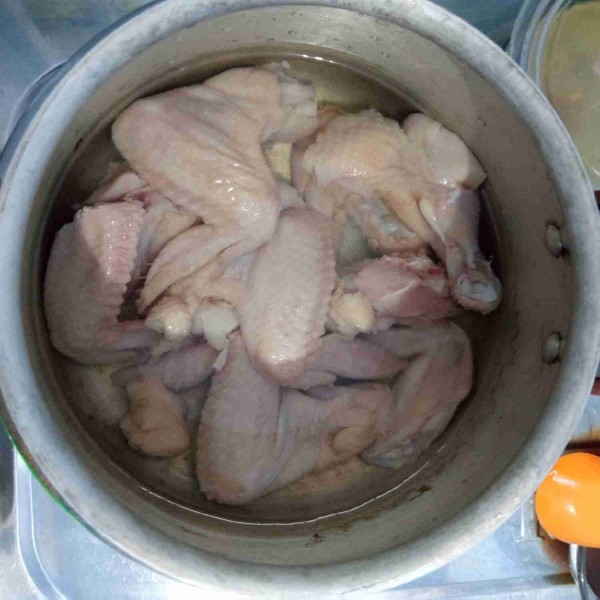 Rebus ayam sebentar kemudian buang air rebusan pertama.