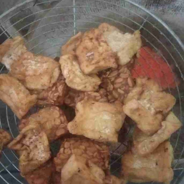 Goreng tahu dan tempe sampai matang kemudian angkat dan sisihkan.