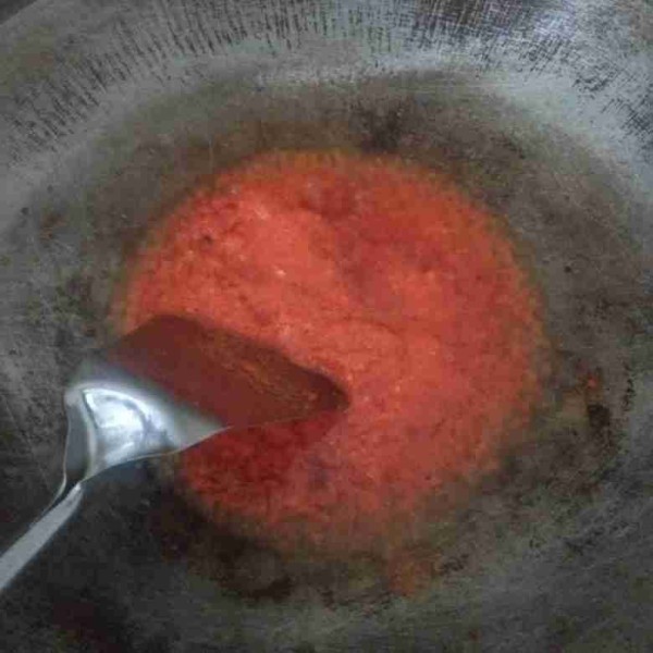Tumis bumbu halus sampai harum.