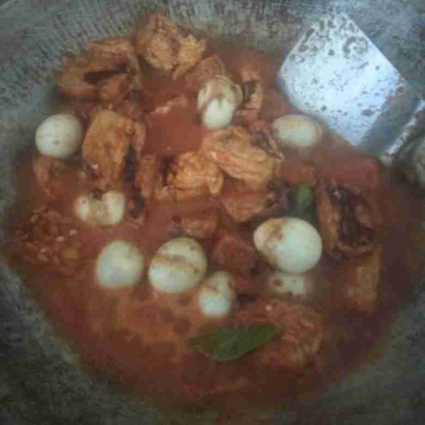 Beri garam, gula, kaldu bubuk, dan kecap manis, aduk rata lalu koreksi rasa.