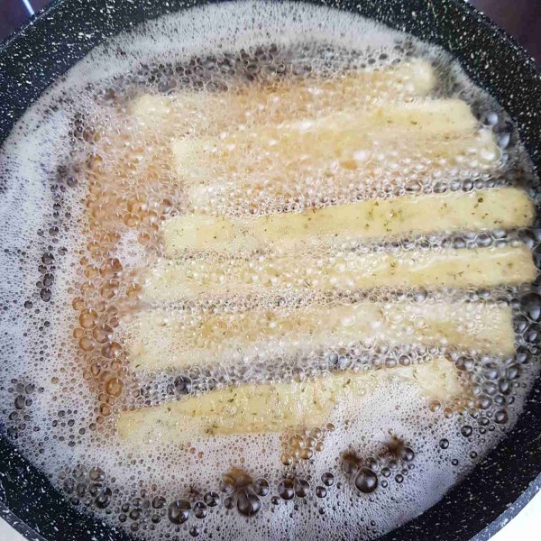 Panaskan minyak goreng kemudian goreng stik kentang dengan api kecil hingga matang kecoklatan. Setelah matang, angkat dan tiriskan. Siap disajikan.