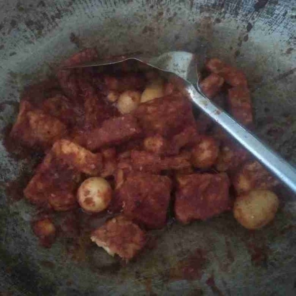 Masak sampai kuah menyusut/mengental. Angkat dan sajikan.