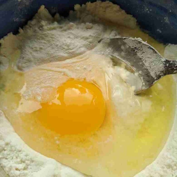 Tambahkan telur aduk rata.