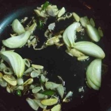 Panaskan 3 sdm minyak, kemudian tumis bawang merah, bawang putih, dan daun jeruk sampai harum kemudian masukkan bawang bombay.