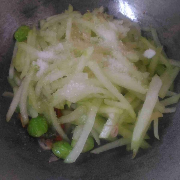 Selanjutnya masukkan labu siam, tambahkan air dan bumbui dengan gula, garam, dan kaldu jamur. Tutup dan diamkan sampai empuk.