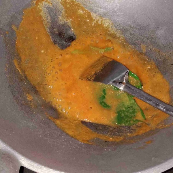 Panaskan minyak, tumis bumbu halus sampai harum.