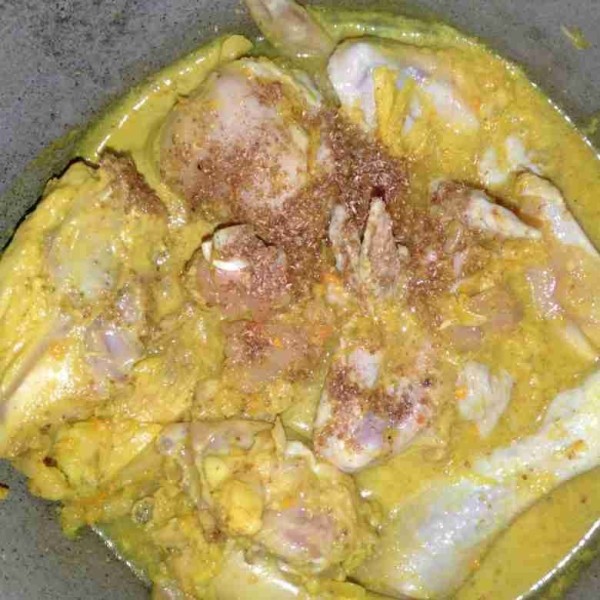 Rebus ayam menggunakan bahan-bahan yang sudah dihaluskan dan tambahkan garam, penyedap rasa, dan ketumbar bubuk.