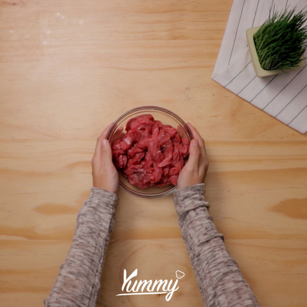 Siapkan daging, tuangkan bumbu halus ke dalamnya. Aduk rata, marinasi selama 30 menit di dalam lemari es.