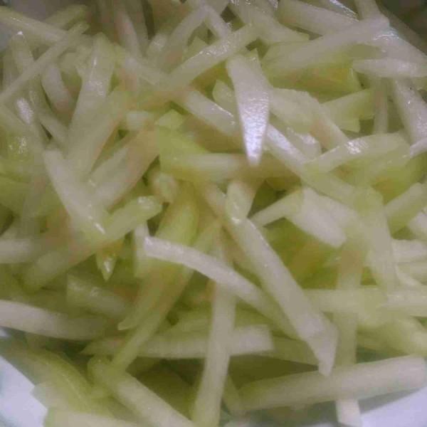 Kupas labu siam, potong-potong lalu tambahkan 1 sdt garam uleni tujuannya untuk menghilangkan getahnya.