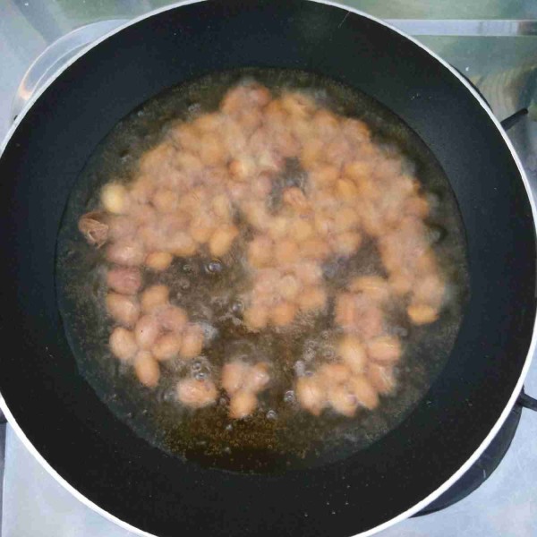 Goreng kacang sampai setengah matang.