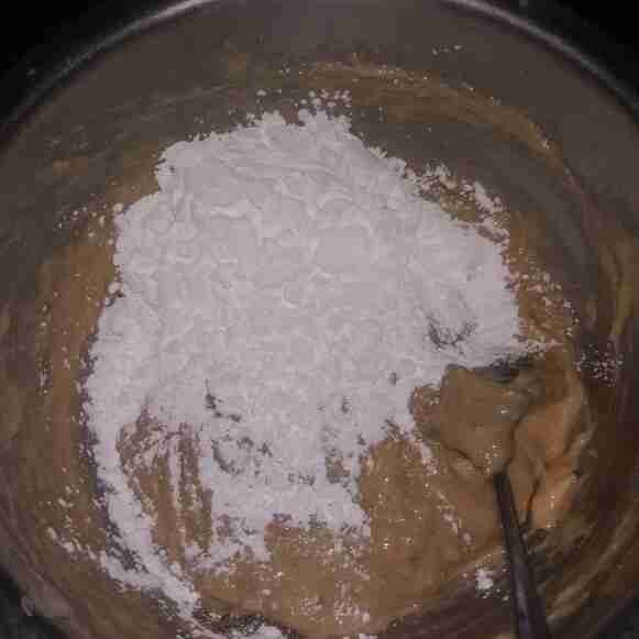 Tambahkan tepung tapioka, aduk hingga tercampur rata.