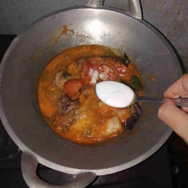 Masukkan irisan tomat, tambah garam, royco ayam, kaldu jamur, dan santan instan. Aduk rata.
