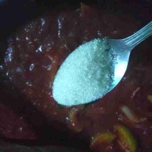 Tambahkan gula, garam, dan kaldu jamur kemudian aduk rata. Tes rasa.