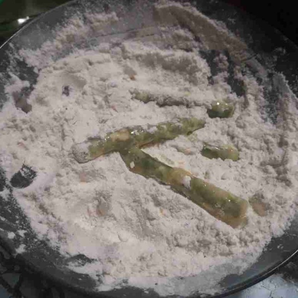 Balurkan lagi ke dalam tepung kering hingga kacang panjang tertutup tepung.