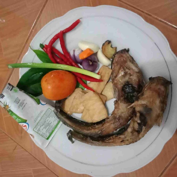 Siapkan semua bahan yang diperlukan, goreng lele dan tahu terlebih dulu sampai kering.
