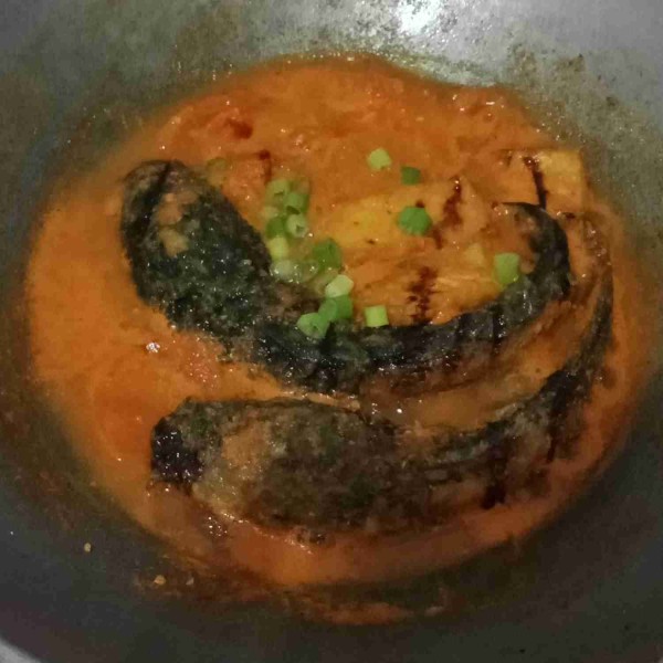 Terakhir masukkan kecap manis dan potongan daun bawang, aduk-aduk koreksi rasa. Angkat dan sajikan.