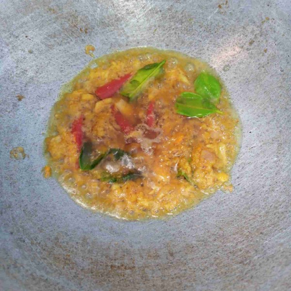 Tumis bersama jahe, daun jeruk, dan cabai merah sampai harum.
