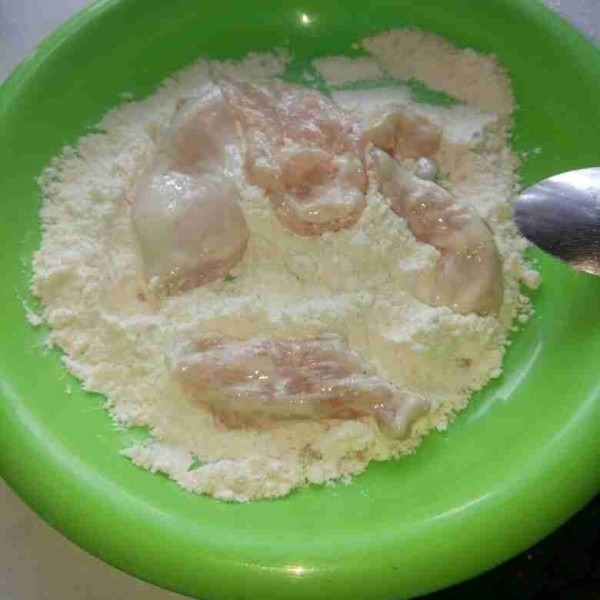 Siapkan piring, campur jadi satu tepung terigu, kaldu bubuk, dan lada bubuk. Baluri ayam yang sudah di marinasi dengan tepung terigu sampai seluruh permukaan ayam rapat dengan tepung.