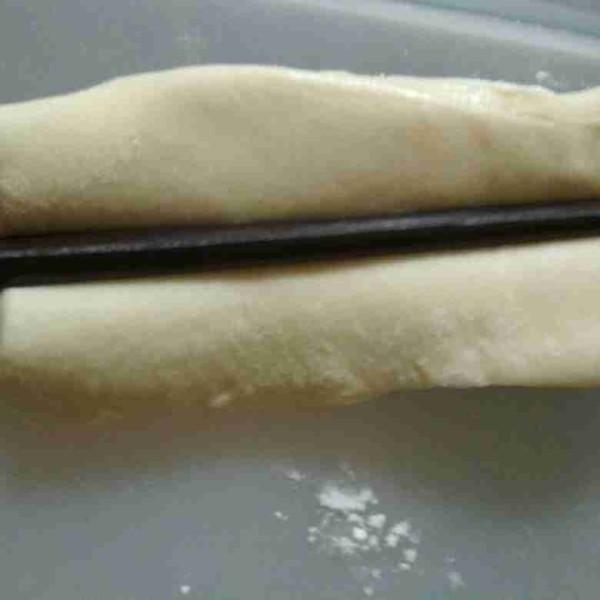 Gabungkan 2 adonan dan rekatkan dengan air kemudian timpa dengan sumpit atau tusuk sate.