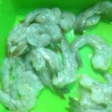Kupas udang sisakan bagian ekornya, belah bagian punggungnya kemudian cuci bersih.