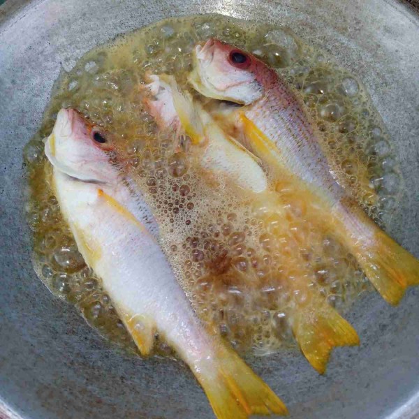 Rendam ikan dengan jeruk nipis selama 5 menit kemudian cuci bersih lalu goreng.