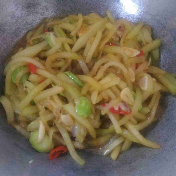 Terakhir masukkan kecap manis, aduk rata. Jangan lupa tes rasa, setelah dirasa pas matikan api dan siap disajikan.