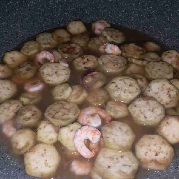 Masukkan terong, aduk-aduk lalu tuang air, bubuhi sea salt, masak hingga matang.