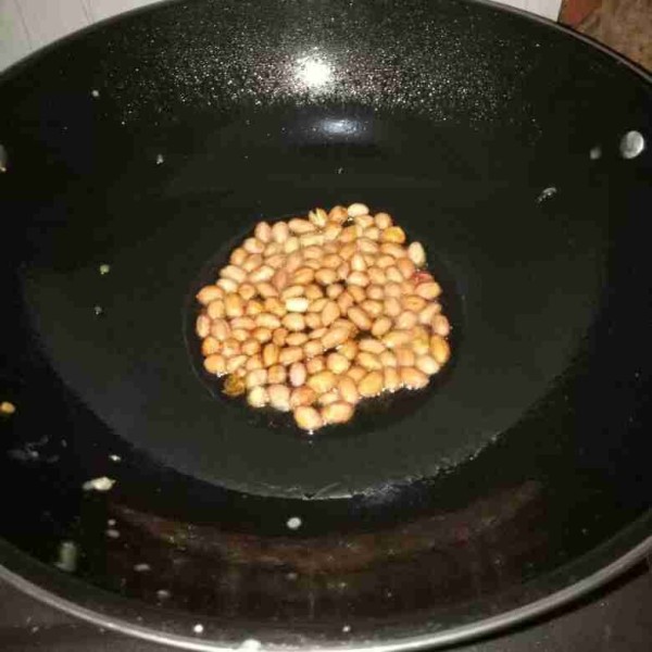 Bersihkan kacang, cuci lalu tiriskan. Panaskan minyak lalu goreng sambil di aduk terus supaya tidak meletus-letus kacangnya. Goreng sampai coklat keemasan dan matang. Angkat dan tiriskan
