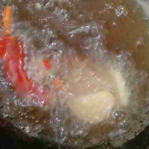 Goreng bawang kacang tanah, bawang putih, cabe merah, dan cabe rawit kemudian sisihkan.