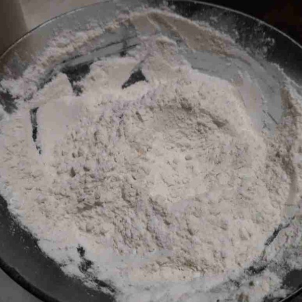 Campur bahan kering terdiri dari tepung bumbu, tepung maizena, lada bubuk, garam, dan kaldu bubuk secukupnya.