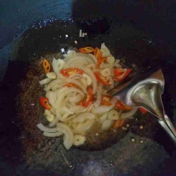 Panaskan minyak goreng kemudian tumis bawang bombay, bawang putih, dan cabe merah hingga layu.