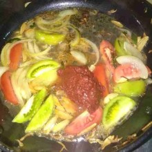Tambahkan potongan tomat dan pasta tomat, kemudian tambahkan air.