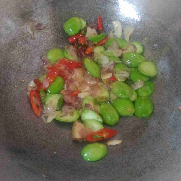 Masukkan petai aduk sebentar.