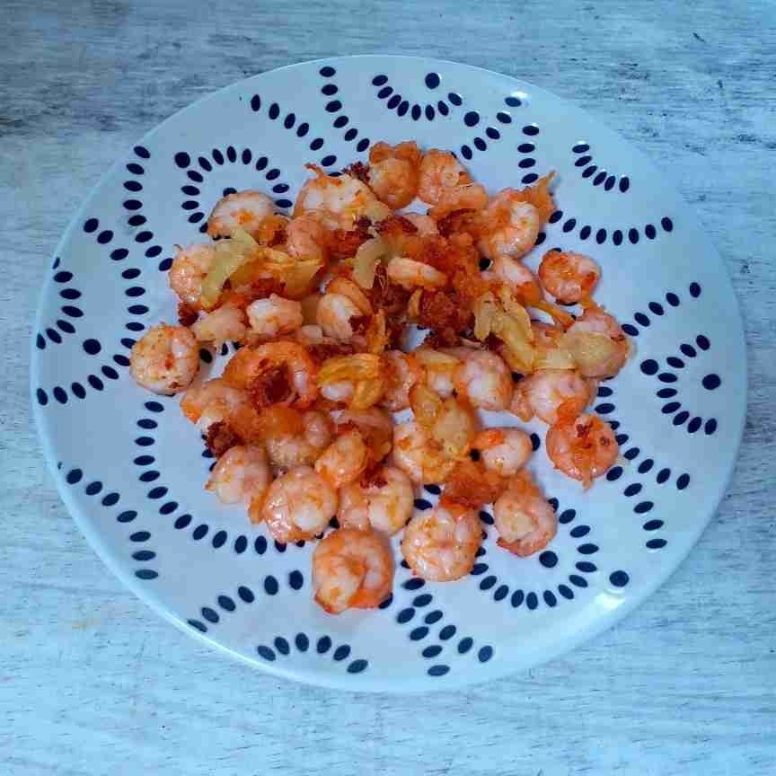 Proses penggorengan udang dengan bumbu sederhana