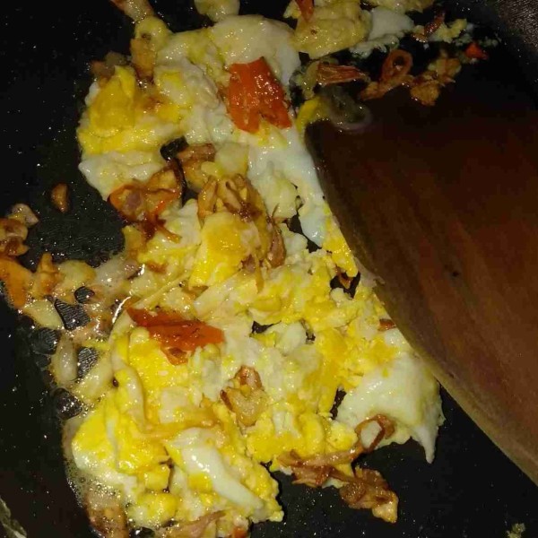 Buat scramble egg dan gabungkan dengan tumisan bawang. Aduk rata sampai telur matang.
