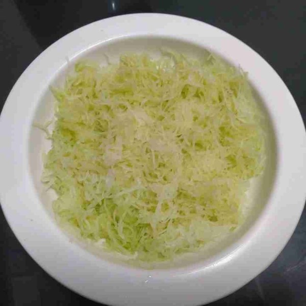 Kupas dan parut labu siam, kemudian peras, buang airnya.